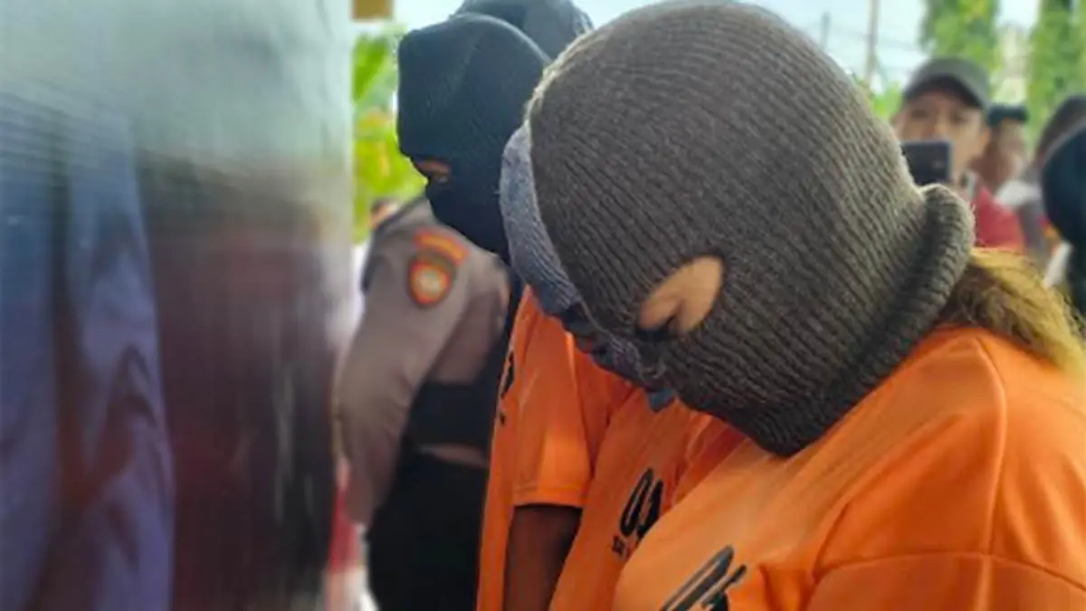 TERSANGKA: Abd, ES dan NF yang merupakan tersangka pencuri koper turis Thailand saat kasusnya dirilis di Polres Probolinggo beberapa waktu lalu. (dok Jawa Pos Radar Bromo)