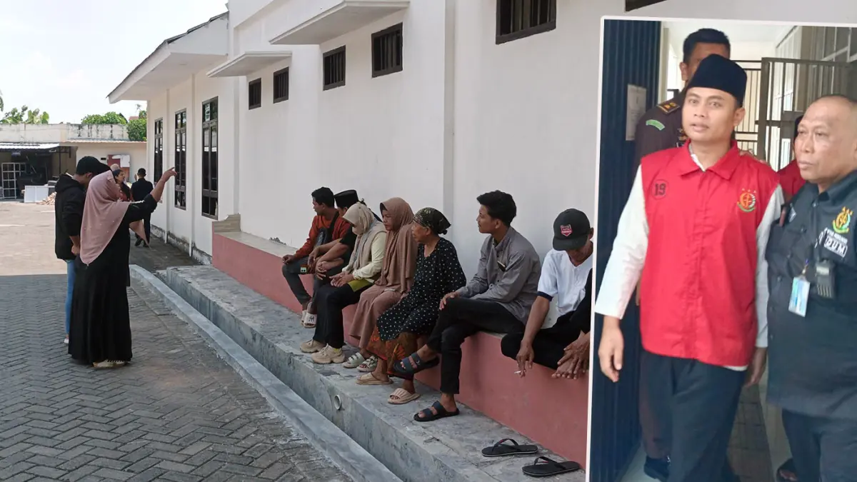 KECEWA: Keluarga Andre, 22, korban pembacokan duduk di belakang ruang transit tahanan PN Kraksaan. Mereka melampiaskan amarah lantaran ungkapan terdakwa yang provokatif, kemarin (2/4) di PN Kraksaan. Inset terdakwa saat dikeler petugas. (Agus Faiz Musleh/ Radar Bromo)