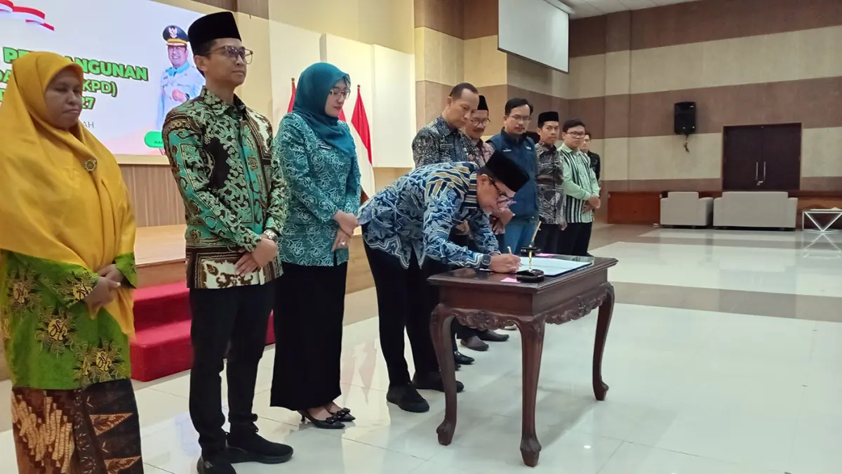 BERITA ACARA: Bupati Probolinggo dr. Mohammad Haris menandatangani Berita Acara RKPD Musrenbang Kabupaten Probolinggo Tahun 2027.