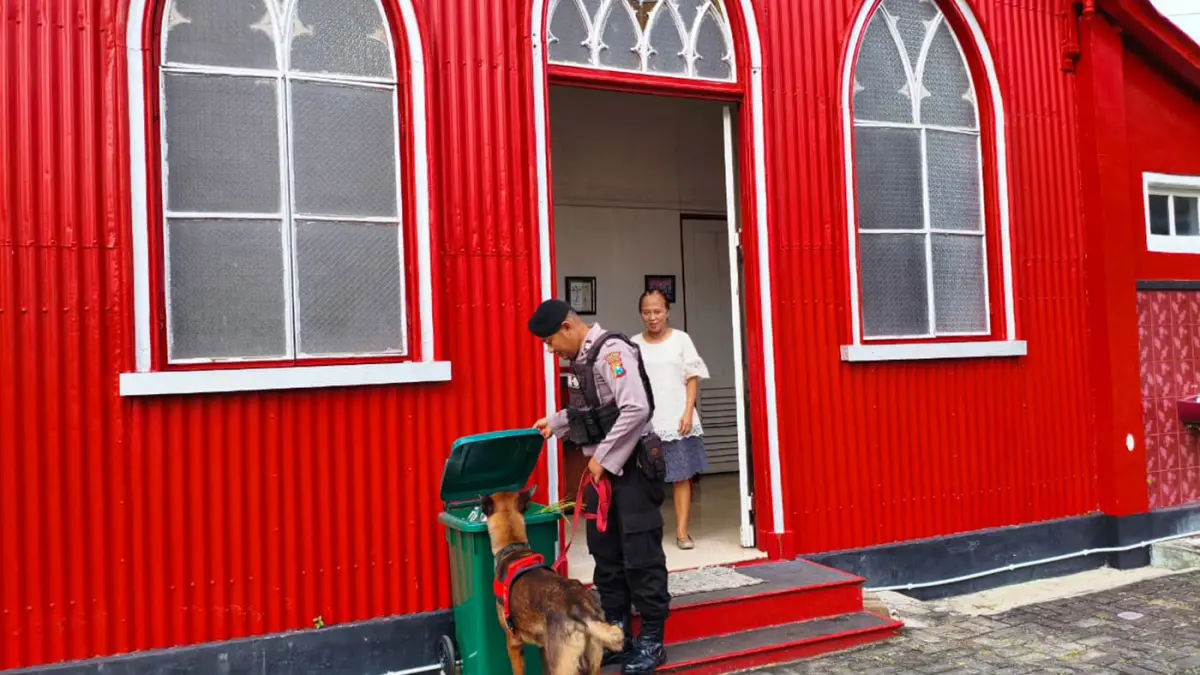 CEK: Kanit K9 Polres Probolinggo Kota, Aipda Febriyanto Eka saat melakukan sterilisasi di Gereja Merah di Jalan Suroyo, Kelurahan Tisnonegaran, Kecamatan Kanigaran, Kamis (2/4)
