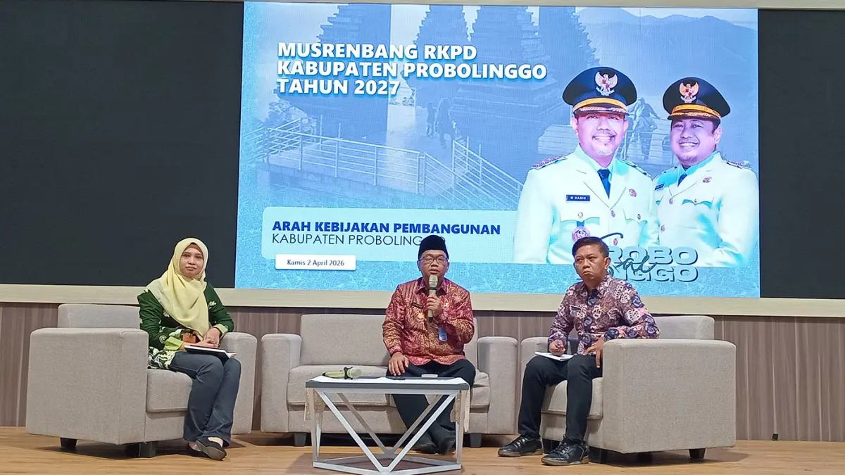 DISKUSI PANEL: Kepala Bapelitbangda Kabupaten Probolinggo Juwono Prasetijo Utomo, S.TP., M.T. (tengah) menjadi narasumber dalam sesi diskusi panel terkait Tema, Prioritas, dan Arah Kebijakan Pembangunan Tahun 2027.