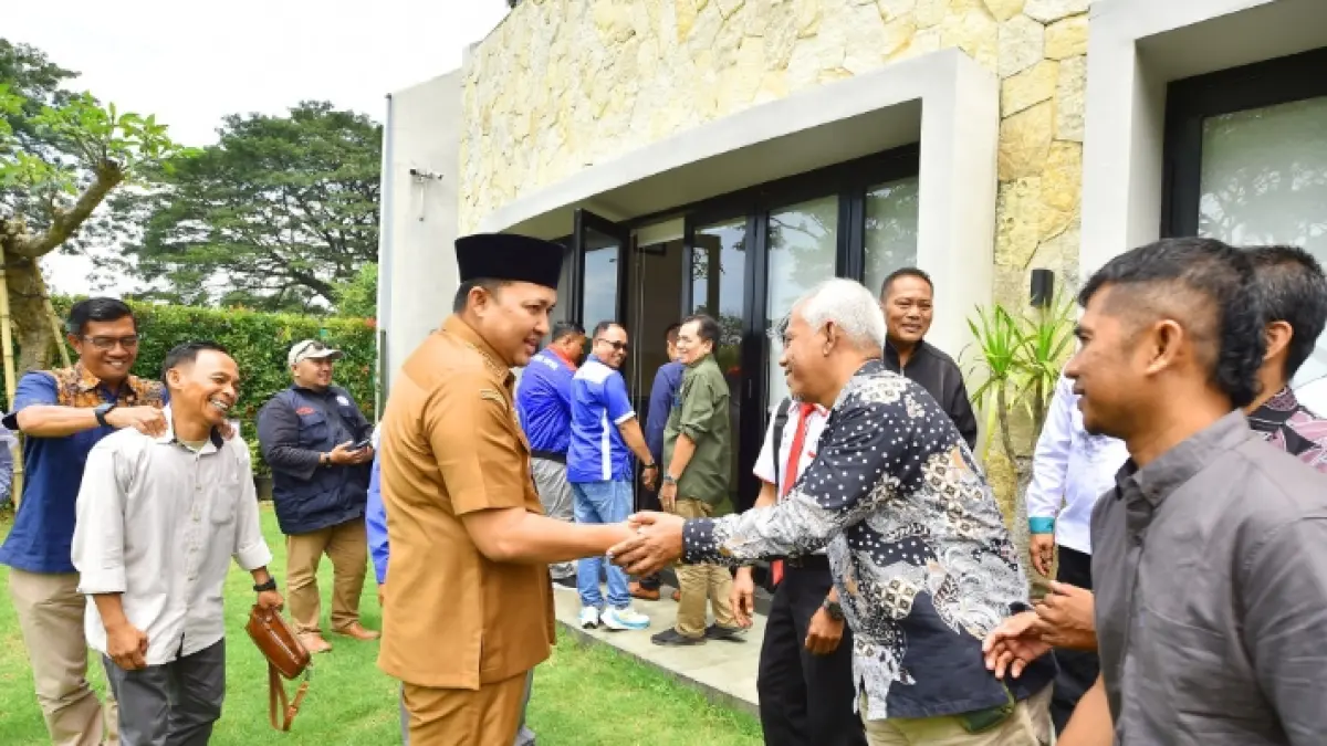 HANGAT: Bupati Pasuruan M Rusdi Sutejo saat berjabat hangat dengan para perwakilan buruh dan pengusaha dalam kegiatan halalbihalal beberapa waktu lalu (Pemkab Pasuruan for Jawa Pos Radar Bromo)
