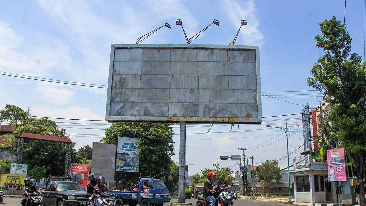 KOSONG: Salah satu titik potensi pajak reklame di Jalan Panglima Sudirman Kota Pasuruan. Tahun ini, Pemkot Pasuruan memilih realistis untuk mengejar target pajak reklame. (Mokhamad Zubaidillah/Radar Bromo)
