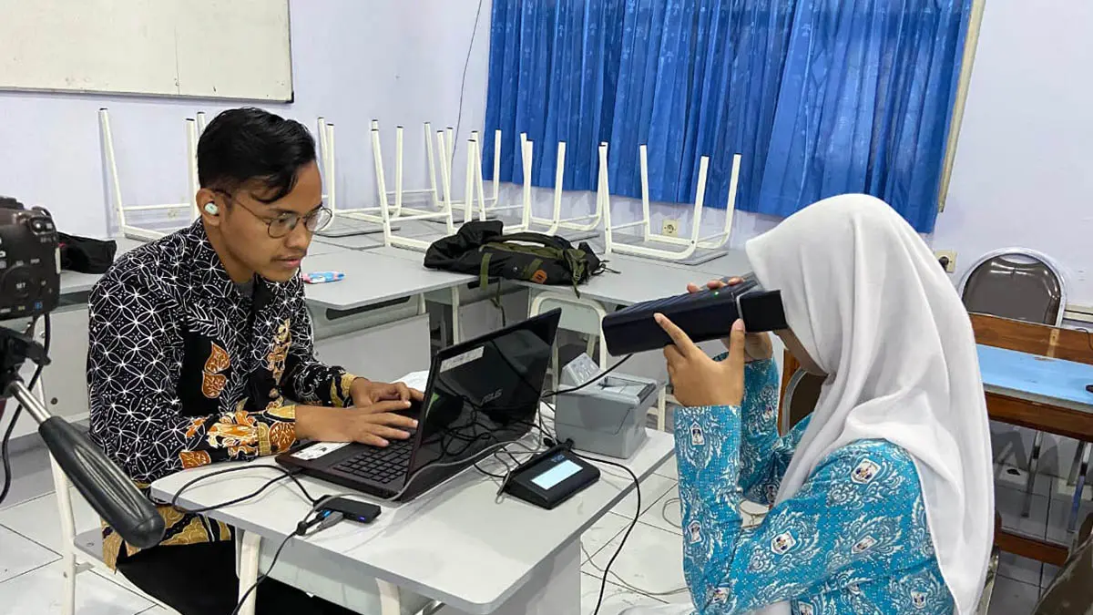 PEREKAMAN: Petugas Dispendukcapil Kota Paasuruan saaat melakukan perekaman pelajar yang dilakukan di sekolah. (Dokumentasi Dispendukcapil Kota Pasuruan)