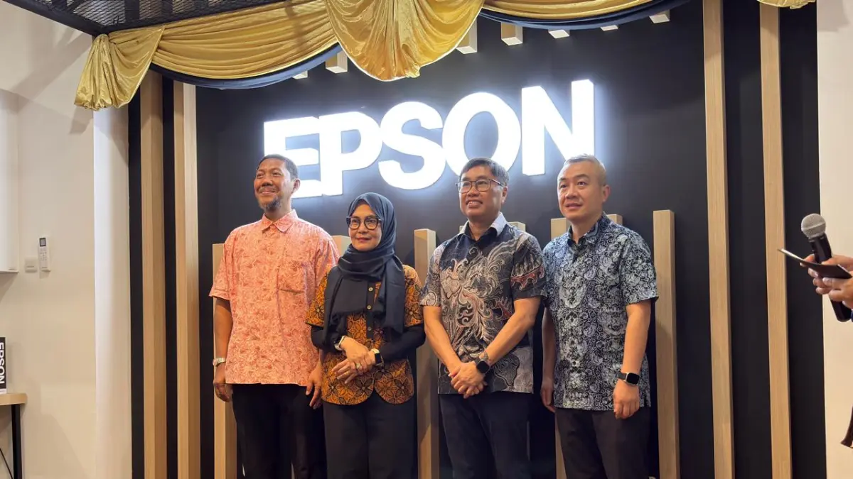 Petinggi Epson berpose di Epson Solution Center Surabaya