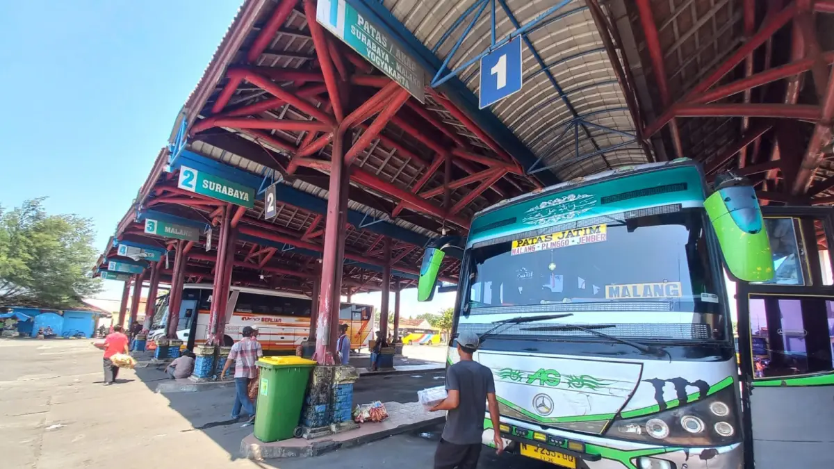 RAMAI: Sejumlah bus menunggu penumpang di Terminal Tipe A Bayuangga, Kota Probolinggo, Rabu (1/4). (INNEKE AGUSTIN/JAWA POS RADAR BROMO)