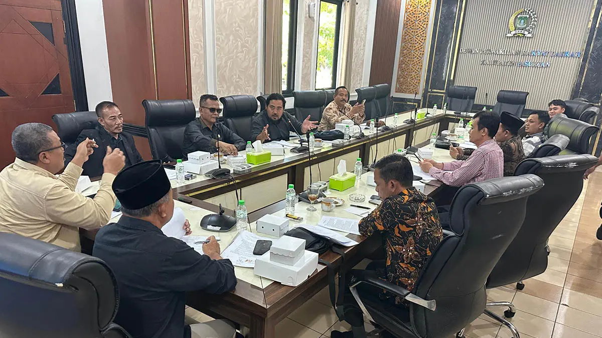 RAPAT KERJA: Pansus Real Estate DPRD Kabupaten Pasuruan saat menggelar rapat kerja. (Muhamad Busthomi/Radar Bromo)