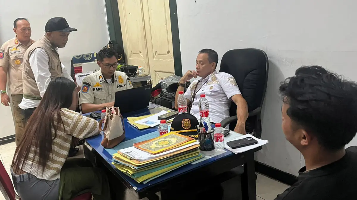 SIDAK: Satpol PP Kota Probolinggo meminta keterangan pemandu lagu yang diamankan dari kegiatan sidak di salah satu tempat hiburan di Kecamatan Mayangan, Kamis (2/4). (Inneke Agustin/ Radar Bromo)