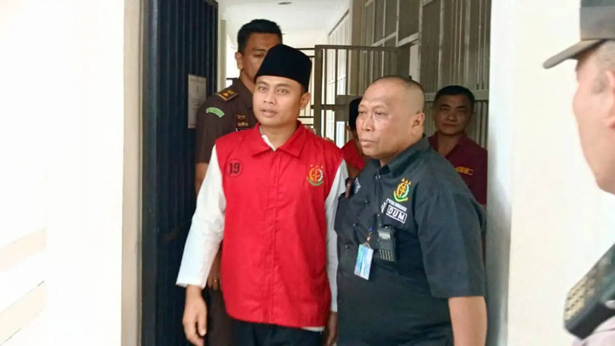 DIVONIS 9 TAHUN: Terdakwa Dani Eko Prasetyo, 31, dibawa menuju mobil Kejari Kabupaten Probolinggo usai sidang vonis di Pengadilan Negeri Kraksaan, Kamis (2/4) siang. Ia divonis 9 tahun penjara atas pembacokan pada korban Andre, 22. (Agus Faiz Musleh/ Radar Bromo)