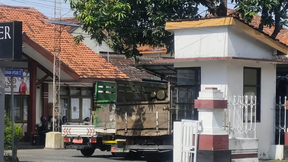 AMANKAN: Gelondongan kayu yang diduga ditebang secara ilegal, diamankan petugas. Saat ini, pendalaman tengah dilakukan. (Mokhamad Zubaidillah/Radar Bromo)