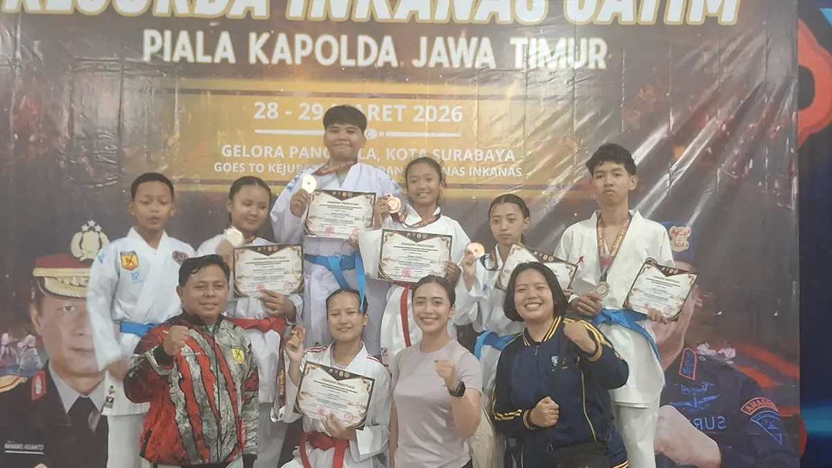 BANGGA: Atlet karate yang mengikuti ajang Kapolda Jatim Cup dan meraih enam medali. Ini menjadi modal awal yang bagus untuk ajang Kapolri cup.