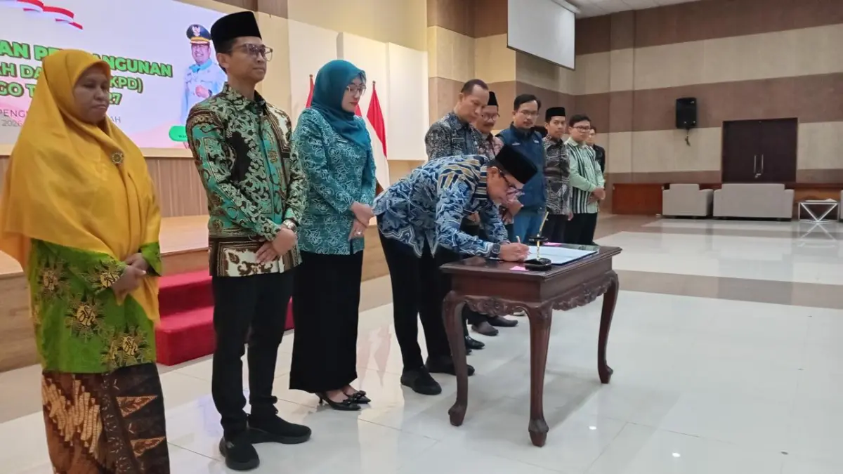 BERITA ACARA: Bupati Probolinggo dr. Mohammad Haris menandatangani Berita Acara RKPD Musrenbang Kabupaten Probolinggo Tahun 2027.
