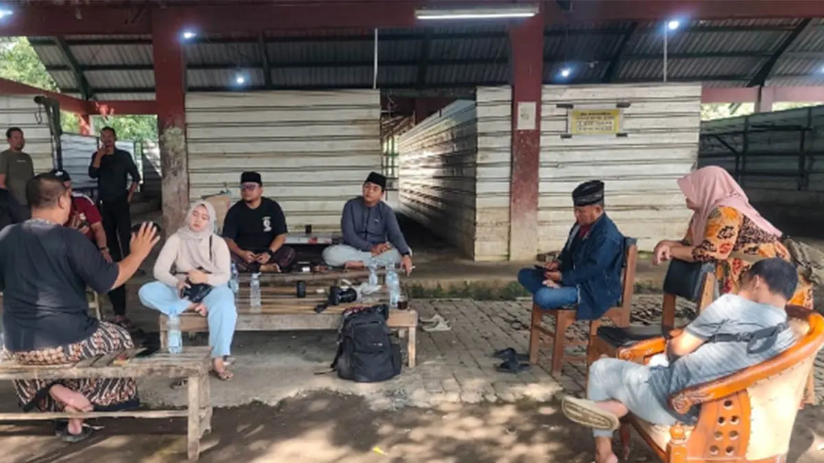 DARURAT DAGING SAPI: Ketua Komisi II DPRD Kota Pasuruan mendengarkan aspirasi dari pedagang dan jagal sapi. (Foto: M Zubaidillah/Jawa Pos Radar Bromo)