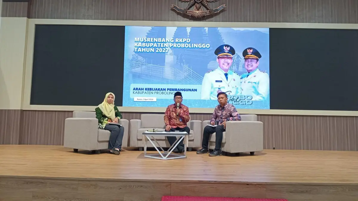 DISKUSI PANEL: Kepala Bapelitbangda Kabupaten Probolinggo Juwono Prasetijo Utomo, S.TP., M.T. (tengah) menjadi narasumber dalam sesi diskusi panel terkait Tema, Prioritas, dan Arah Kebijakan Pembangunan Tahun 2027.