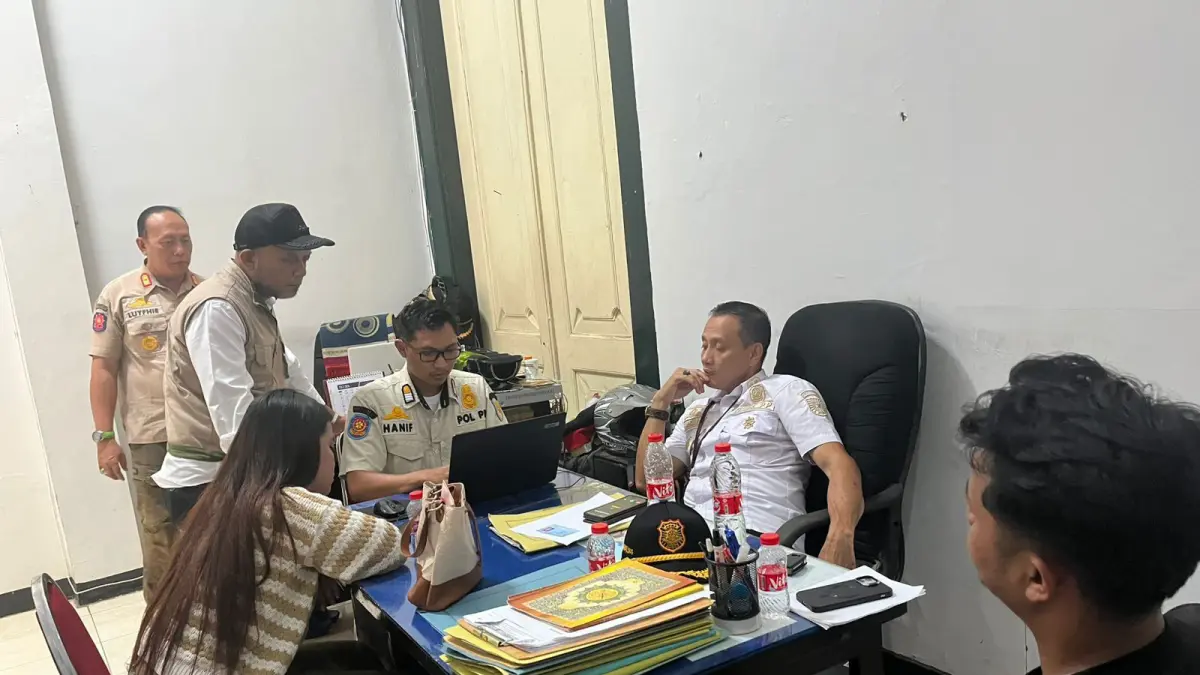 HASIL SIDAK: Satpol PP Kota Probolinggo meminta keterangan pemandu lagu yang diamankan dari kegiatan sidak di salah satu tempat hiburan di Kecamatan Mayangan, Kamis (2/4). (INNEKE AGUSTIN/JAWA POS RADAR BROMO)