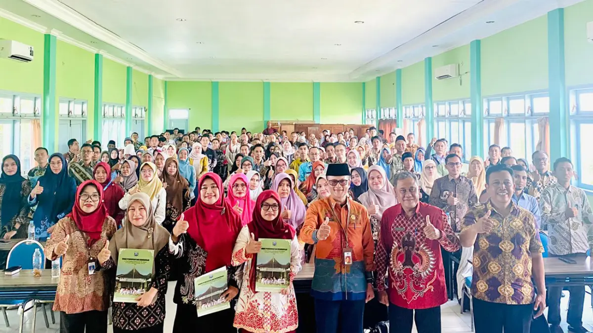 KAWAL TKA JUJUR: Kepala Disdikdaya Kabupaten Probolinggo Hary Tjahjono (memakai kopiah) usai pengambilan sumpah pengukuhan Pengawas yang komitmen menjaga kejujuran dan kredibilitas pelaksanaan TKA. (Didik Purwanto/ Radar Bromo)