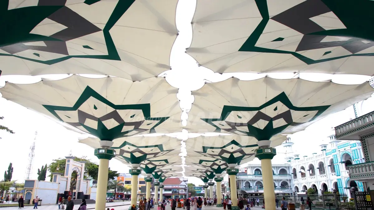 MAGNET WISATA: Sejumlah warga berada di Kawasan Payung Madinah Kota Pasuruan. (MOKHAMAD ZUBAIDILLAH/JAWA POS RADAR BROMO)