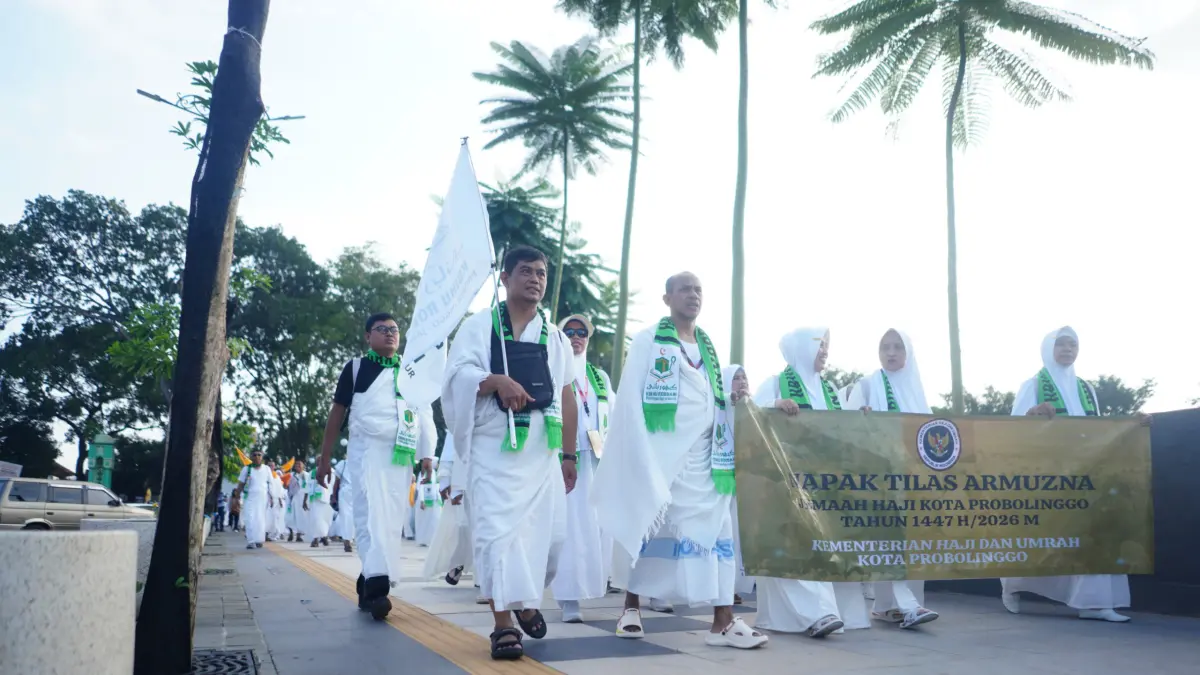 NAPAK TILAS: Ratusan CJH asal Kota Probolinggo melakukan Napak Tilas Armuzna, Kamis (2/4). (ARIF MASHUDI/JAWA POS RADAR BROMO)