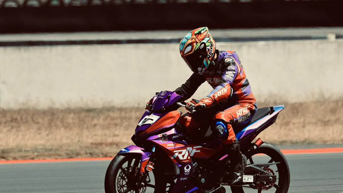 NGEBUT: Hafidz Fahril Rasyadan, pebalap asal Kota Probolinggo saat tampil di salah satu race dlam sebuah kejuaraan. (IMRON HAMZAH for Jawa Pos Radar Bromo)