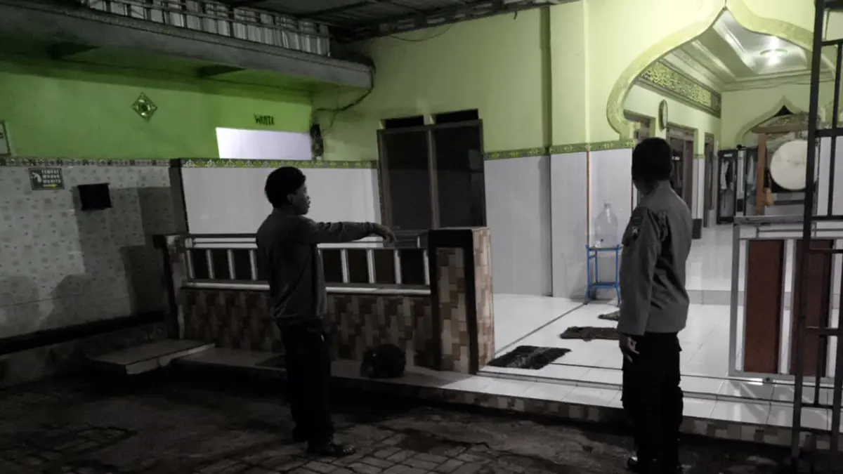 OLAH TKP: Petugas Polsek Wonoasih melakukan olah TKP di Masjid Baitur Rahman, Jalan Prof Hamka, Kelurahan Kareng Lor, Kedopok, Kota Probolinggo, Rabu (1/4) dini hari.