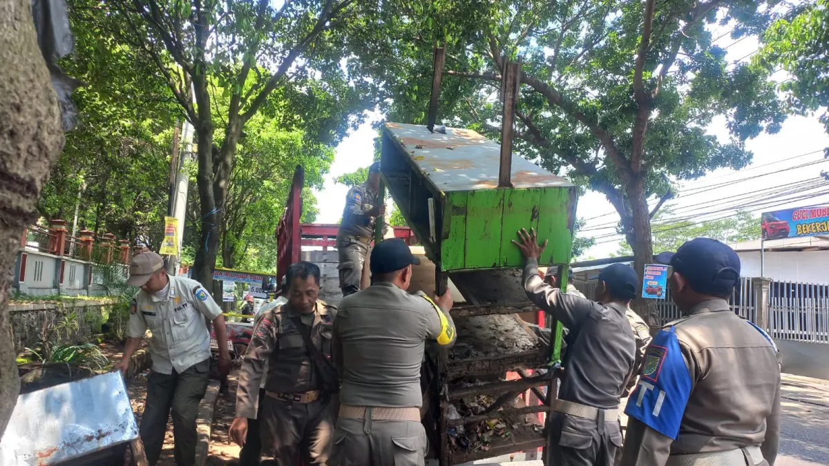 PENERTIBAN: Sejumlah anggota Satpol PP Kota Probolinggo membongkar lapak PKL di Jalan Mastrip, Kota Probolinggo, Kamis (2/4). (INNEKE AGUSTIN/JAWA POS RADAR BROMO)