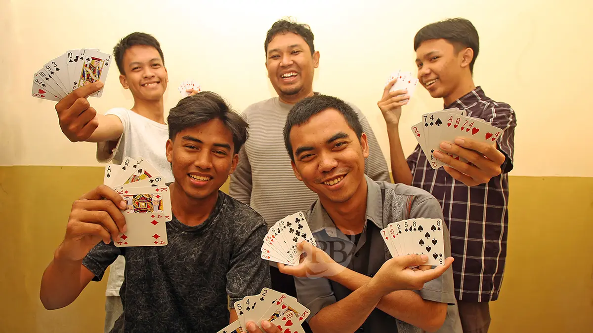 POTENSIAL: Zona Prayogo (kaus abu-abu) bersama ⁠M Nasichun Amin, Rizqi Wahyulianto, Nawa Ossamma Abdillah, dan Brilian Ahmad Fathir. (Foto: M Zubaidillah/Jawa Pos Radar Bromo)