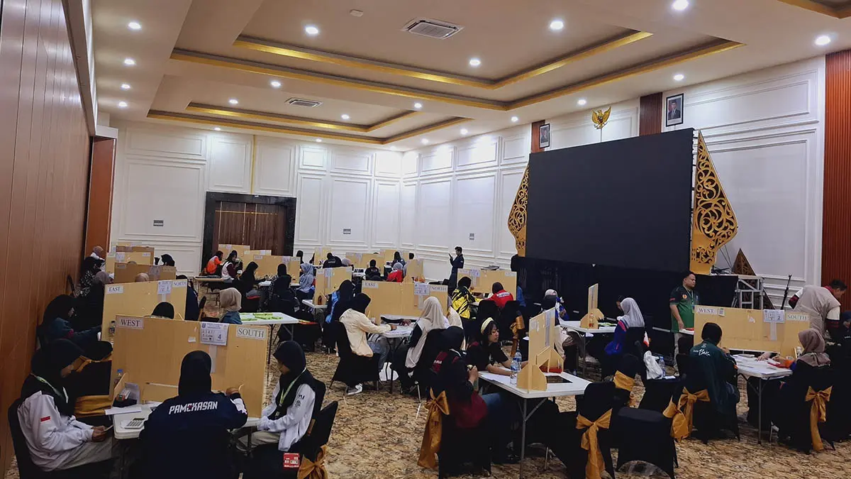 SERIUS: Suasana pertandingan bridge dalam sebuah kejuaraan. (Foto: Istimewa)