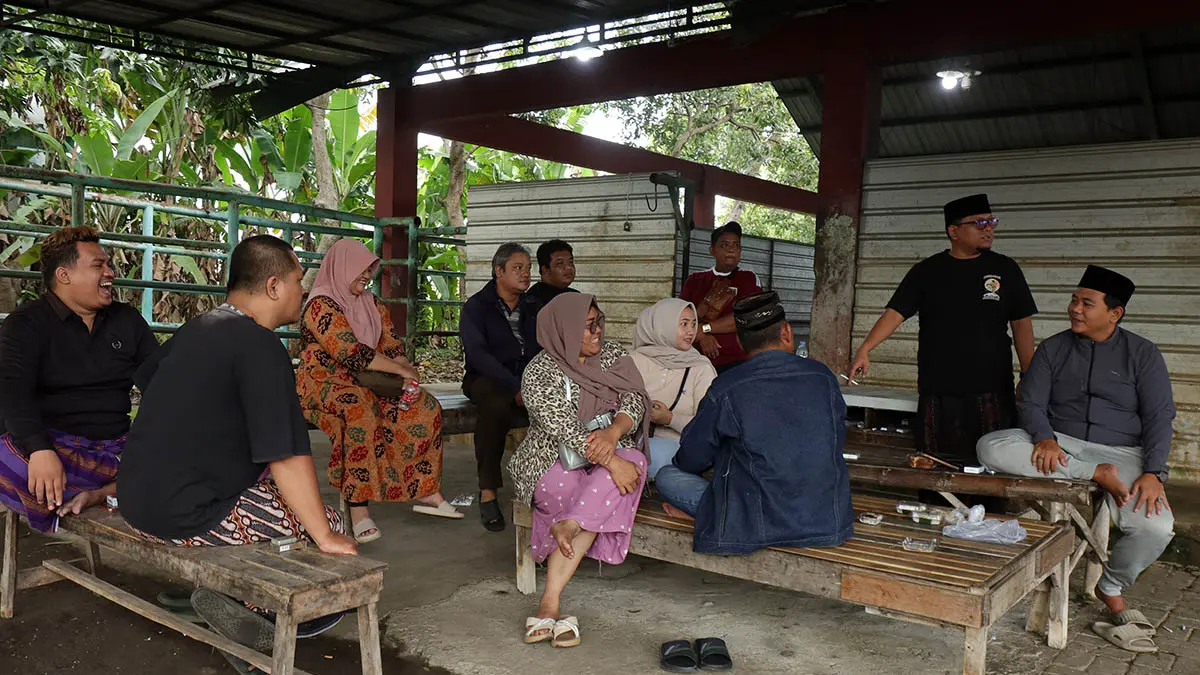 SOLIDARITAS: Pedagang dan jagal sapi di rumah pemotongan hewan Blandongan saat kemarin (3/4) berdiskusi dengan Ketua Komisi II DPRD Kota Pasuruan Bahrudien Akbar. (M Zubaidillah/Jawa Pos Radar Bromo)

