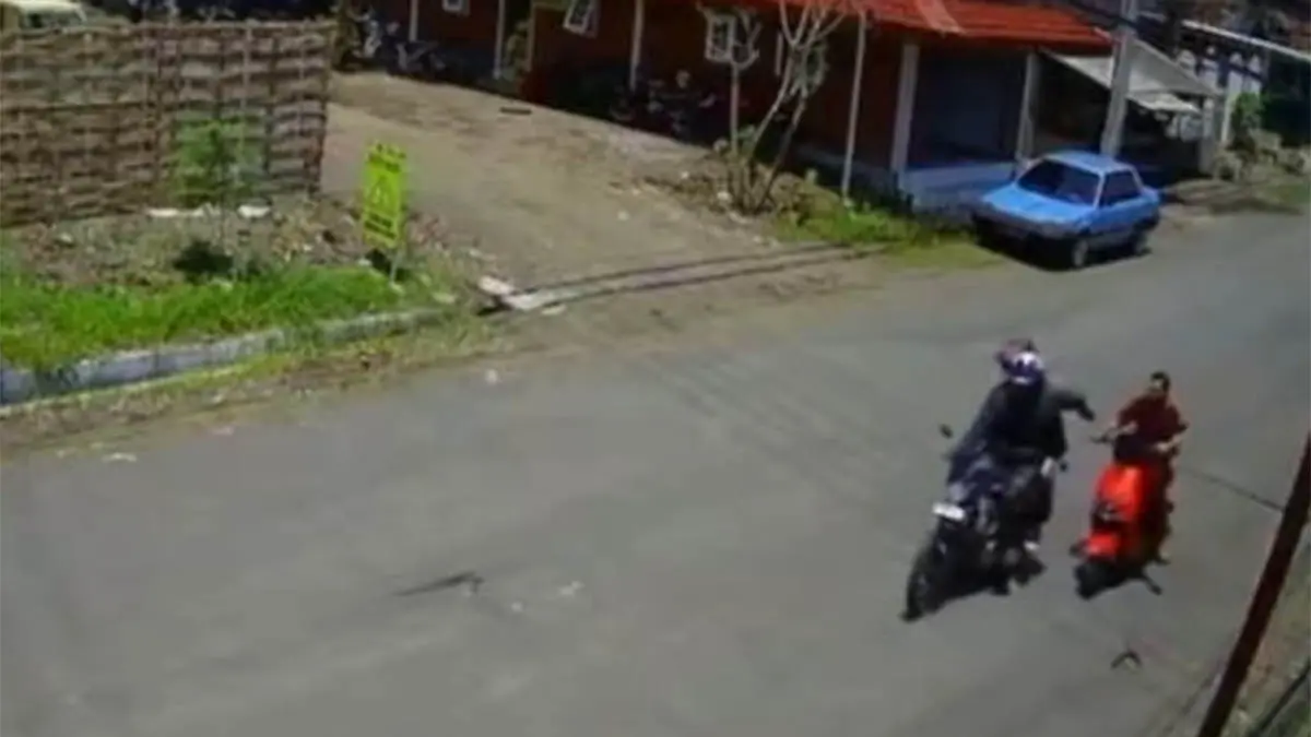 TEREKAM CCTV: Aksi pelaku jambret dengan mengendarai motor. (Foto: Foto: Screenshot)