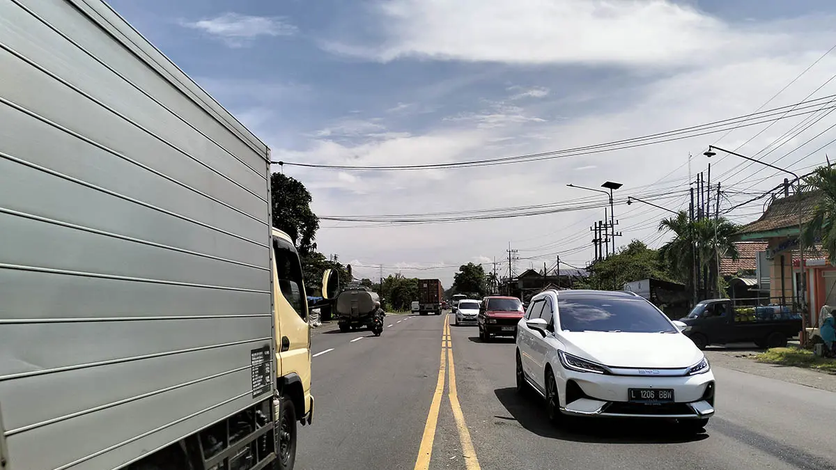 MENINGKAT: Volume kendaraan di jalur Surabaya-Malang, Desa Ngerong, Kecamatan Gempol, yang relatif ramai, namun lancar. (Rizal Syatori/Radar Bromo)