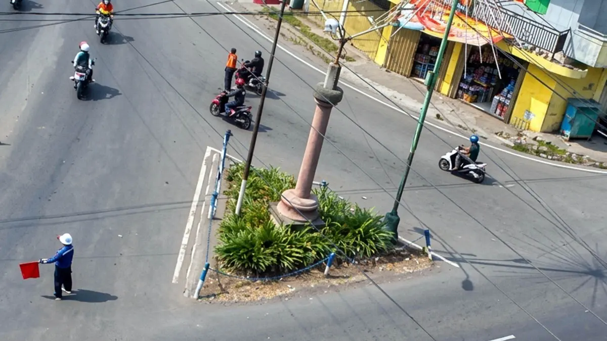 TERABAIKAN: Keberadaan Tugu Peringatan Kewadjiban Beladjar yang kini terabaikan. Meski berada di jalur strategis, tak banyak yang mengetahui sejarah tugu tersebut. (Muhamad Busthomi/Radar Bromo)