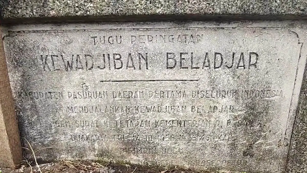TERPAHAT: Tulisan yang terpahat pada prasasti Tugu Peringatan Kewadjiban Beladjar di Persimpangan Tiga Gempol, Kabupaten Pasuruan. (Muhamad Busthomi/Radar Bromo)