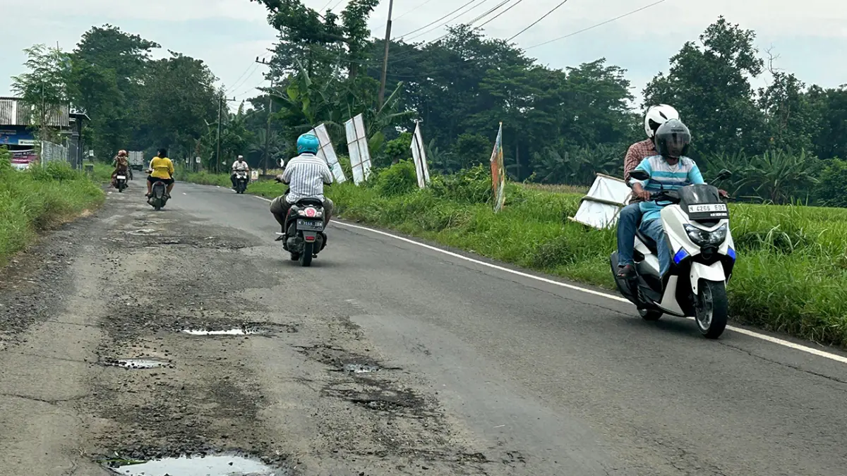 AKAN DIPORTAL: Jalan Rembang–Wonorejo, salah satu akses jalan menuju kawasan Sidogiri yang selama ini kerap dilewati kendaraan ODOL. Delapan jalan menuju Sidogiri rencananya akan diportal.