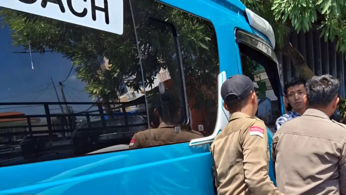 DIMINTA PINDAH: Petugas Satpol PP Kota Pasuruan meminta Elf yang parkir di kawasan alun-alun untuk pindah ke terminal wisata, Sabtu (4/4).