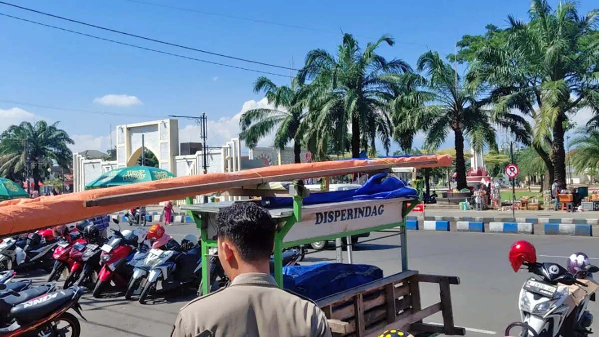 DITERTIBKAN: Petugas Satpol PP Kota Pasuruan saat mendapati masih ada PKL yang membandel. (Satpol PP Kota Pasuruan for Radar Bromo)