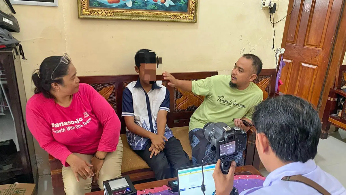 JEMPUT BOLA: Petugas Dispendukcapil Kota Pasuruan saat mendatangi rumah salah saatu warga penyandang disabilitas untuk perekaman KTP-el. (Dispendukcapil Kota Pasuruan for Radar Bromo)