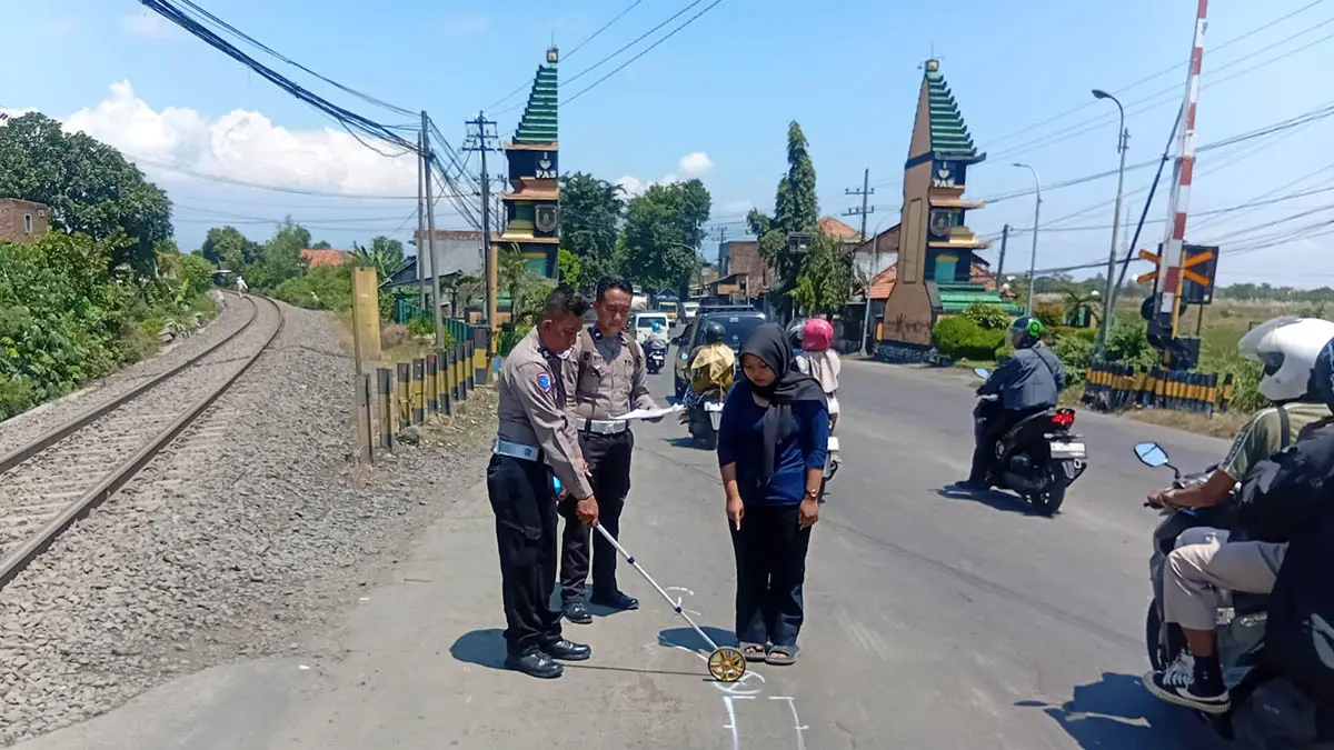 OLAH TKP: Petugas kepolisian saat melakukan olah TKP kecelakaan yang menewaskan seorang pelajar. (Humas Polres Pasuruan for Radar Bromo)