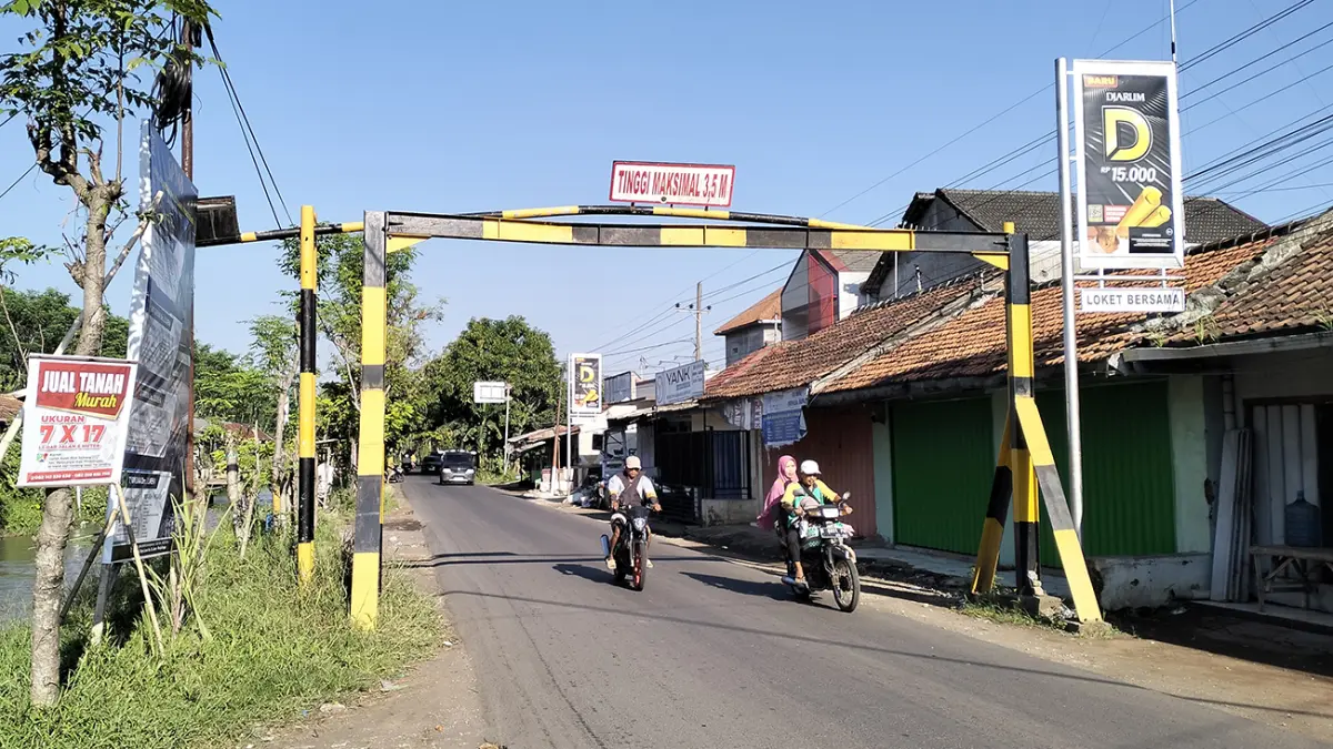 PASANG PORTAL: Portal di ruas jalan Desa Klenang Kidul menuju Desa/Kecamatan Tegalsiwalan yang sudah
terpasang untuk mengendalikan kendaraan sesuai kelas jalan.