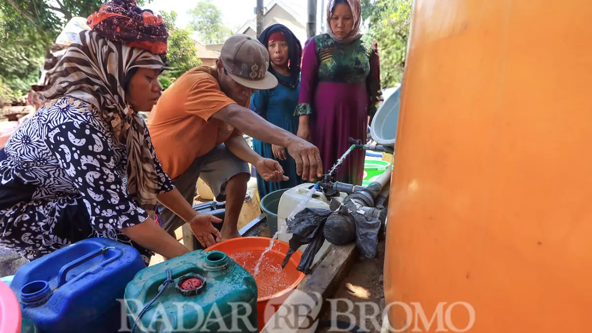TAMBAH TANDON: Distribusi air bersih di Kecamatan Pasrepan saat musim kemarau tahun 2025. Tahun ini, Pemkab Pasuruan akan menambah tandon-tandon air di desa-desa rawan krisis air bersih. (Mokhamad Zubaidillah/ Radar Bromo)