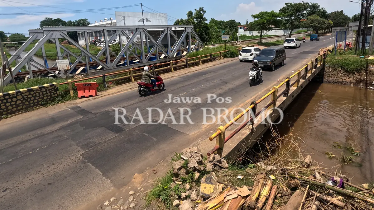 BAKAL DIBONGKAR: Jembatan Bok Wedi Blandongan, Kota Pasuruan yang bakal dibongkar dan dibangun lebih tinggi sekitar 3 meter. (Mokhamad Zubaidillah/ Radar Bromo)