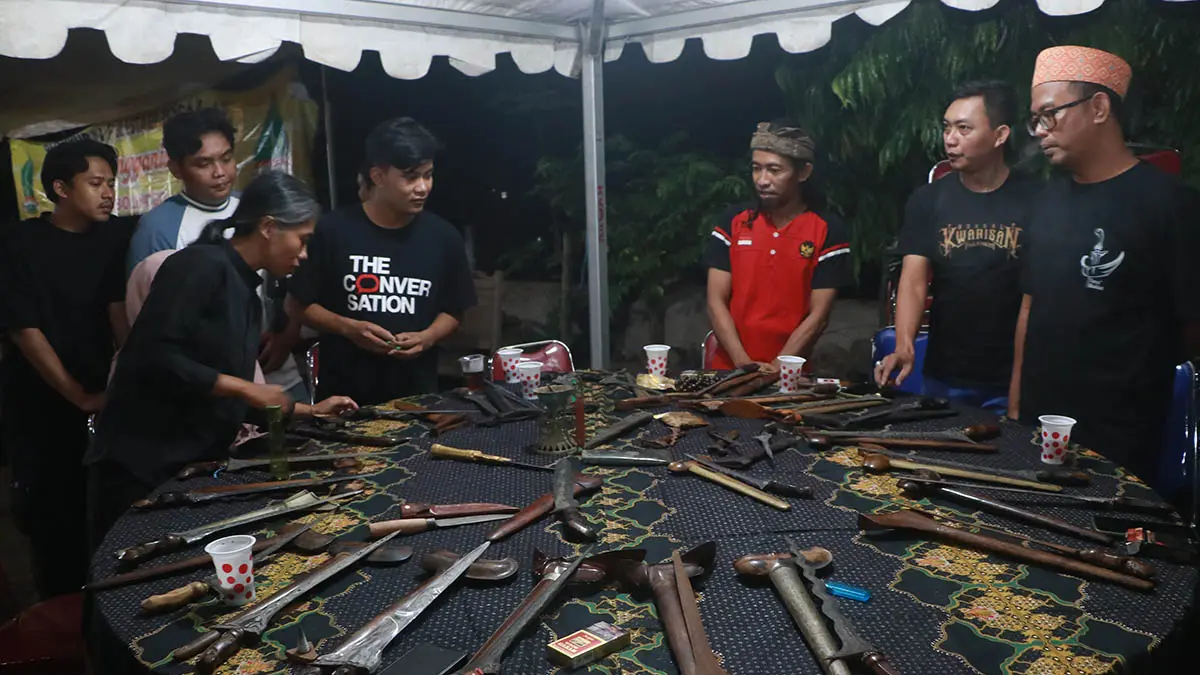 BELAJAR: Empu Ikka Arista (perempuan) saat melihat sejumlah keris pada gelaran Ngaji Budaya di Rumah Budaya Roma Sondhuk, saat Ramadan lalu. (Agus Faiz Musleh/Jawa Pos Radar Bromo)