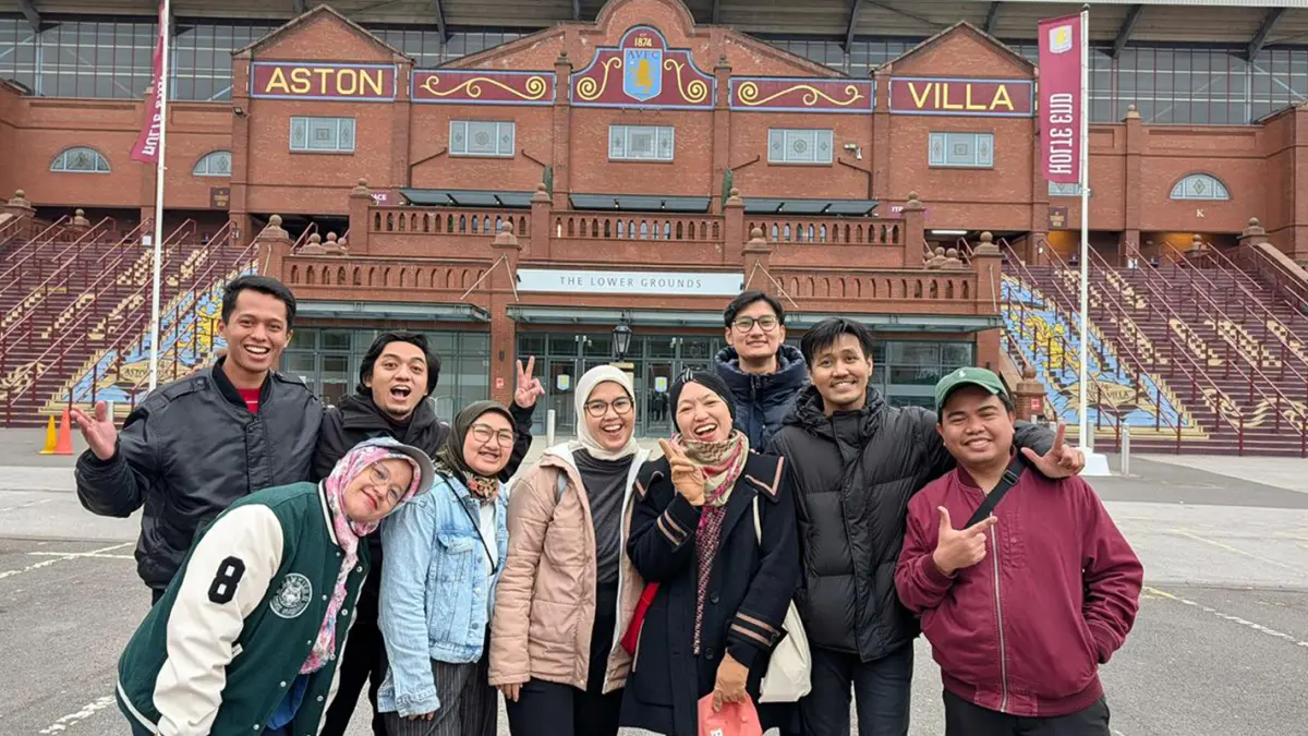 BERSAMA TEMAN: Fandy Adyaksa Laksono (kedua dari kanan) saat liburan ke stadion klub Aston Villa di  Birmingham bersama teman-temannya dari Indonesia. Tahun ini, Fandy Lebaran di Inggris.