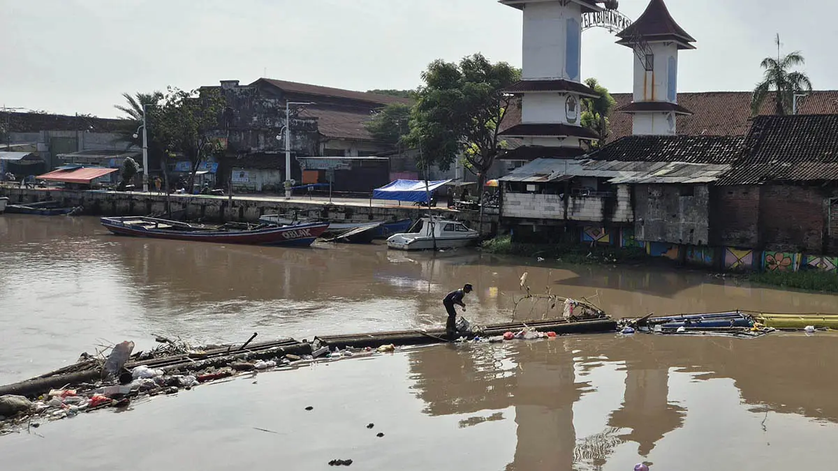 BERSIHKAN: Petugas SDA Kota Pasuruan saat membersihkan aliran Sungai Gembong dari sampah. Setiap harinya, ada empat kubik sampah yang diangkut. (Fahrizal Firmani/Radar Bromo)