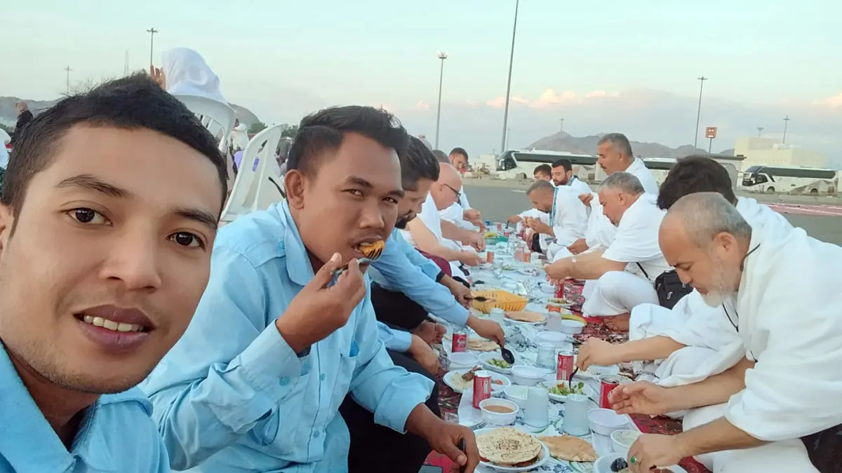 BUKA PUASA: M. Husen Taufik, 28, asal Desa Betek, Kecamatan Krucil, saat menunaikan buka bersama rekan kerjanya di Makkah. Kini dia jadi driver pengantar jemaah haji dan umrah di Makkah.