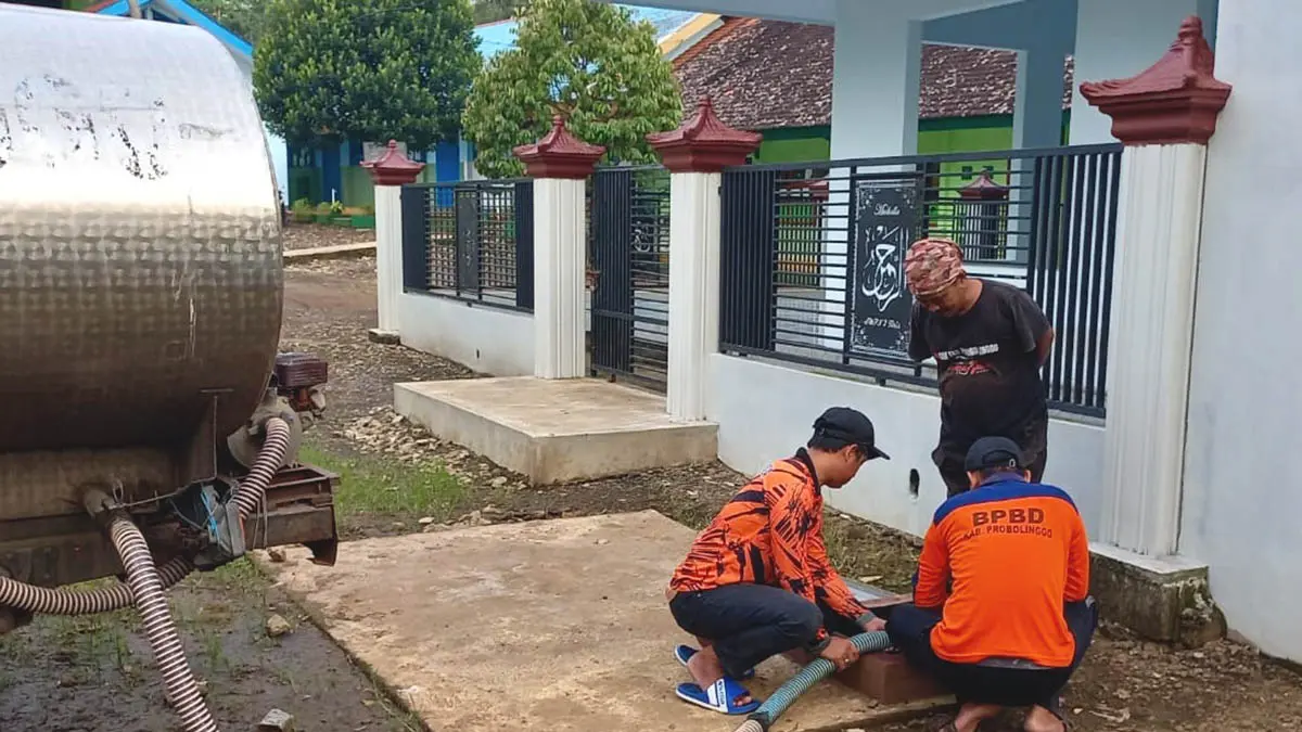 KRISIS: Personel BPBD mengirim air bersih ke SMPN Tiris di Desa Pesawahan, Kecamatan Tiris. (BPBD For Jawa Pos Radar Bromo)