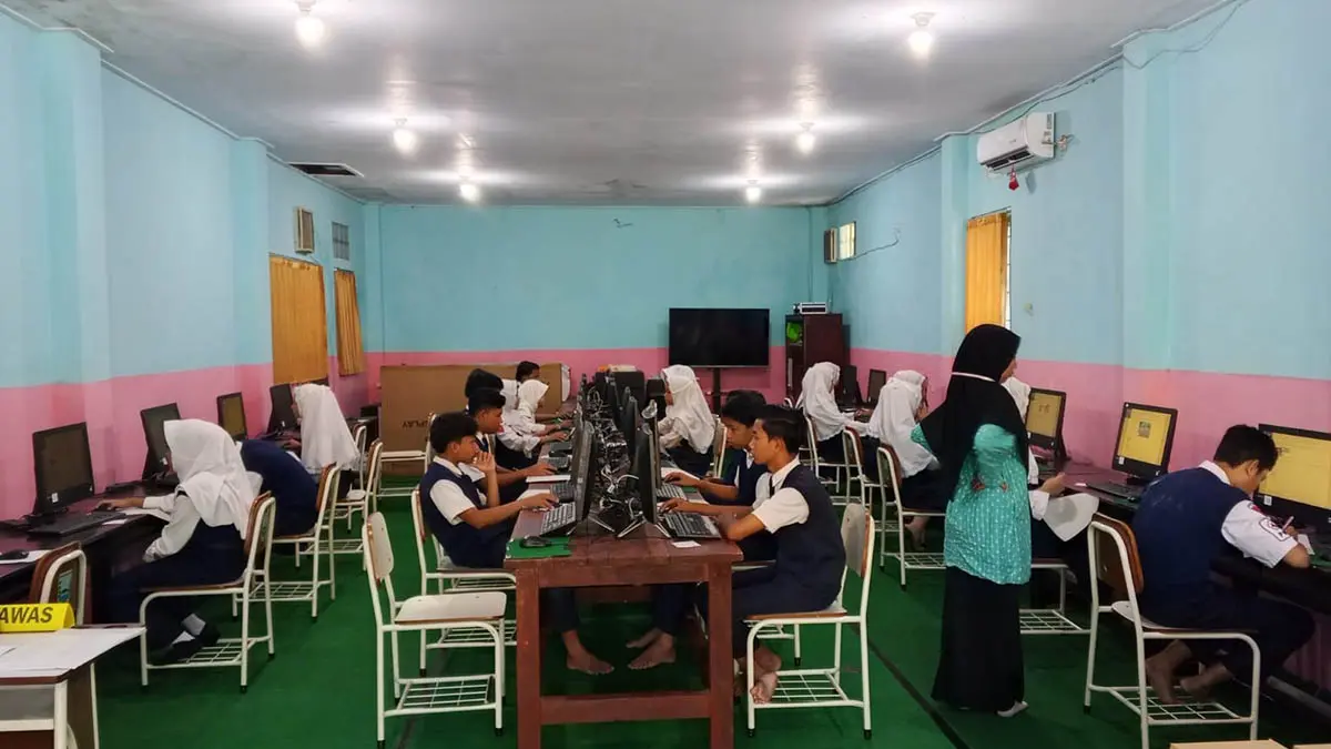 LANCAR: Suasana Pelaksanaan tes kemampuan akademik di SMPN 2 Kraksaan, Senin (6/4). (Didik Purwanto/Jawa Pos Radar Bromo)