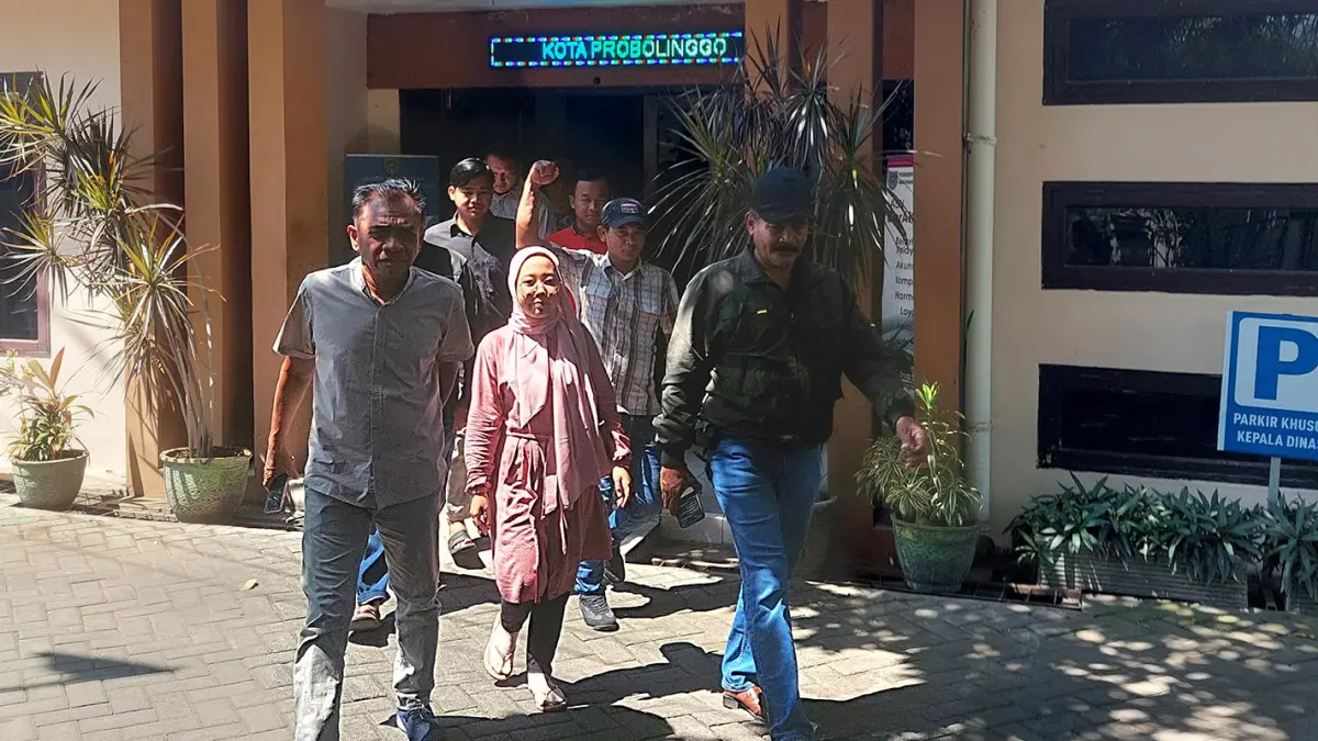 LAPOR DISPERIN NAKER: Sejumlah mantan pegawai pabrik garmen di Pilang, Kota Probolinggo saat mendatangi kantor Disperin Naker. (Arif Mashudi/ Radar Bromo)