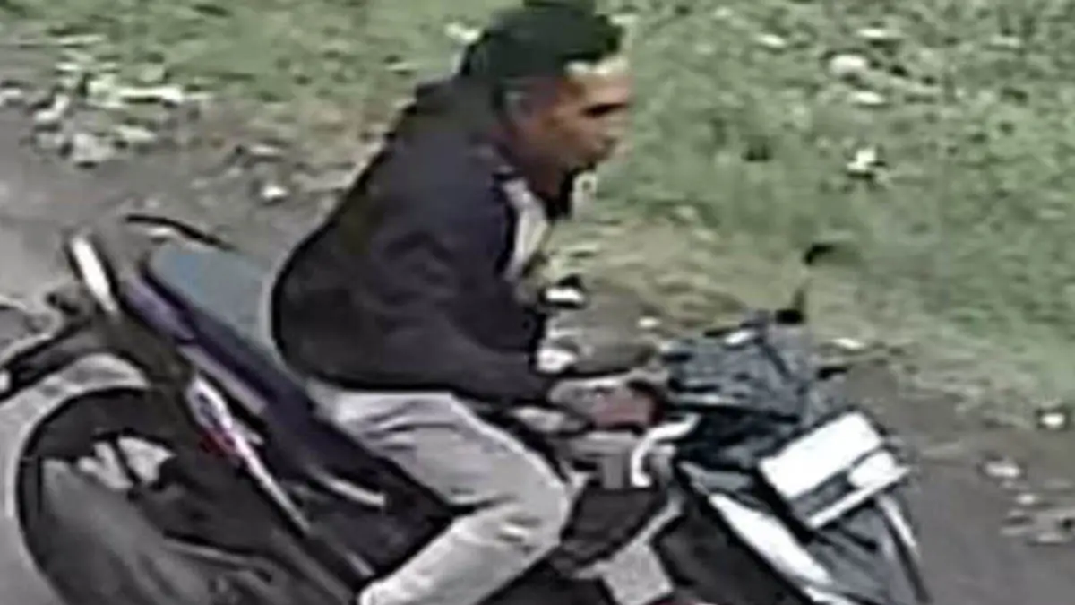 MASIH DIBURU: Pemotor yang diduga menjadi pelempar bondet terhadap Juari, Desember silam. (Screenshot)