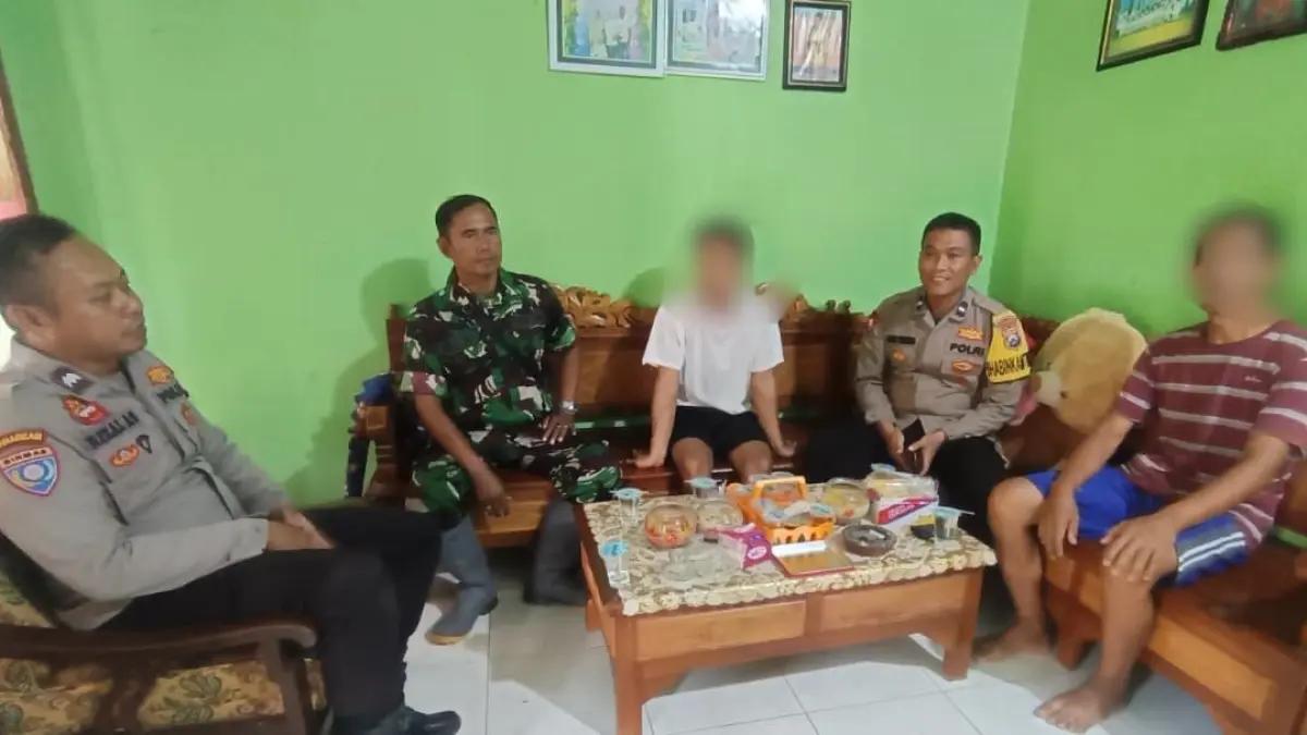 MEDIASI: Anggota Polsek Subsektor Kedopok bersama Babinsa setempat melakukan mediasi di rumah TO di Kelurahan Sumberwetan, Kecamatan Kedopok, Kota Probolinggo, Sabtu (4/4). (ISTIMEWA)