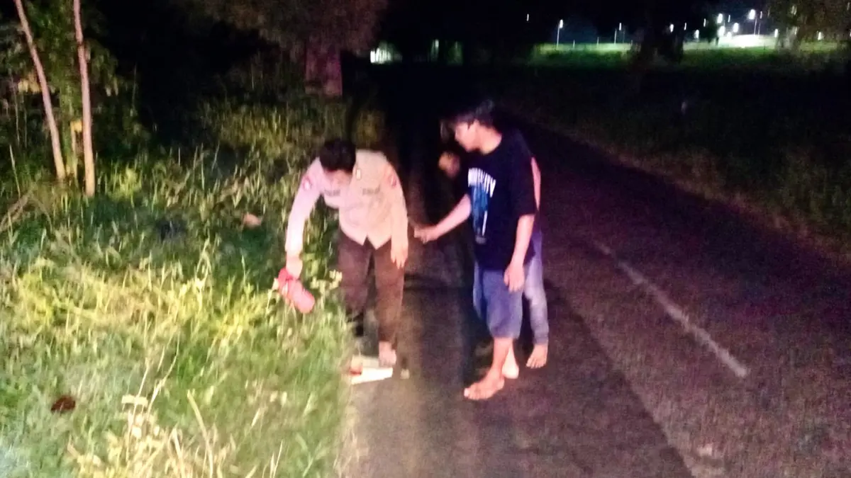 OLAH TKP: Petugas dari Polsek Krejengan melakukan olah TKP pembegalan di jalan Dusun Kedungbringin, Desa Sentong.